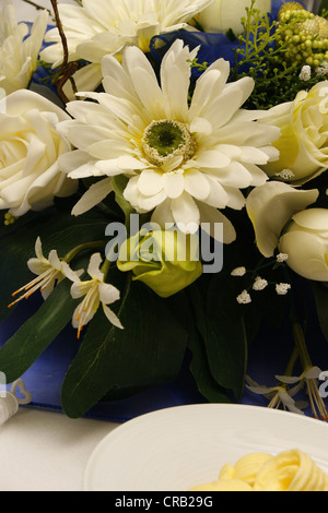 Blumenschmuck am Tisch für Essen Stockfoto