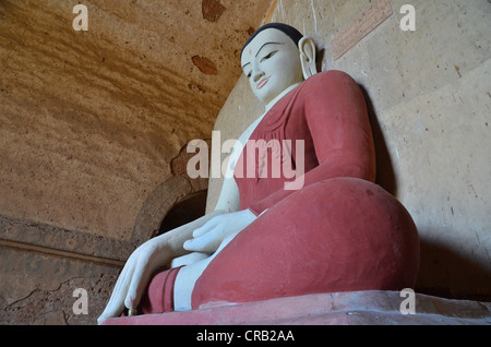 Buddhismus, sitzende Buddha-Gestalt in der Pagode von Htilominlo Tempel aus dem 13. Jahrhundert, eines der letzten großen Tempel gebaut Stockfoto
