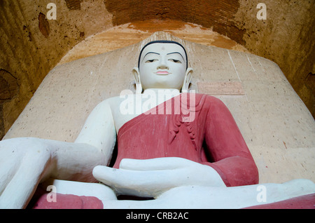 Buddhismus, sitzende Buddha-Gestalt in der Pagode von Htilominlo Tempel aus dem 13. Jahrhundert, eines der letzten großen Tempel gebaut Stockfoto