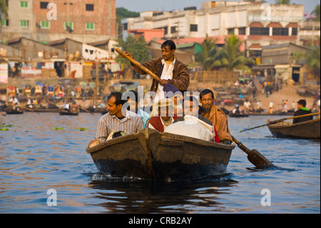 Ruderboot in den geschäftigen Hafen von Dhaka, Bangladesch, Asien Stockfoto