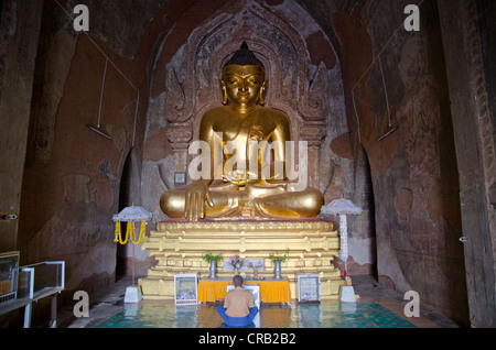 Buddhismus, vergoldet sitzende Buddha-Gestalt in der Pagode von Htilominlo Tempel aus dem 13. Jahrhundert, eines der letzten großen Tempel Stockfoto