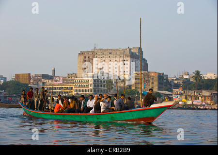 Ruderboot in den geschäftigen Hafen von Dhaka, Bangladesch, Asien Stockfoto