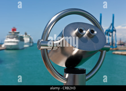 Blick Richtung Kreuzfahrtschiffe im Hafen von Civitavecchia, Rom, Italien, Europa Stockfoto