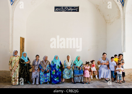 Usbekistan, Kokand, Khudayarkhans Palast, Frauen Stockfoto