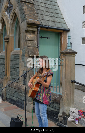 Olivia Fern, Straßenmusik in Keswick Stockfoto