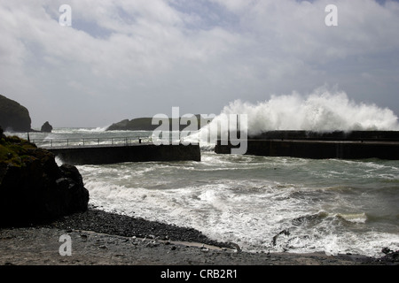 Brechenden Wellen am Mullion Cove, The Lizard, Cornwall verursachen, indem Sie eine Windstärke von Süden westlicher Gale. Stockfoto