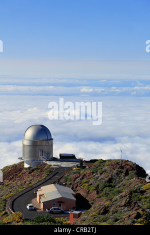 Blick über die Wolkendecke mit Nordic Optical Telescope Sternwarte, astronomische Fernrohr, Roque de Los Muchachos Observatorium Stockfoto