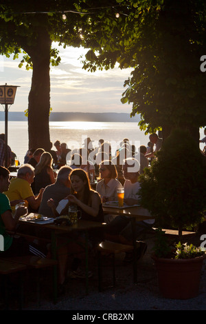 Bin Biergarten im Abendlicht, Herrsching, Ammersee, Ammersee, Upper Bavaria, Bavaria, Germany, Europe, PublicGround Stockfoto
