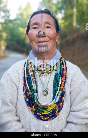 Alte Frau vom Stamm Apatani, bekannt für die Holzstücke in ihre Nase zu machen häßlich, Ziro, Arunachal Pradesh Stockfoto