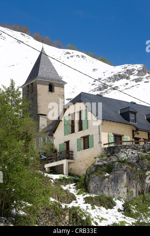 Kirche in dem kleinen französischen Lescun in den Pyrenäen. Frankreich. Verschneiten Bergen im Hintergrund Stockfoto