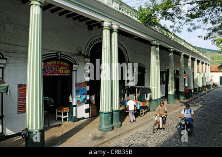 Historische Markthalle mit Säulen und Arkaden, Stadt der Honda, Kolumbien, Südamerika, Lateinamerika Stockfoto