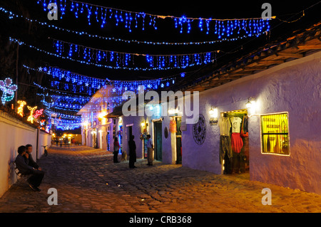 Gasse mit Lichterketten in Villa de Leyva in den Abend, Kolonialbauten, Boyacá Abteilung, Kolumbien, Südamerika Stockfoto