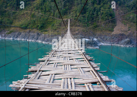 Langen Hängebrücke Palm Holz überspannt Siang Fluss, Arunachal Pradesh, North East India, Indien, Asien Stockfoto