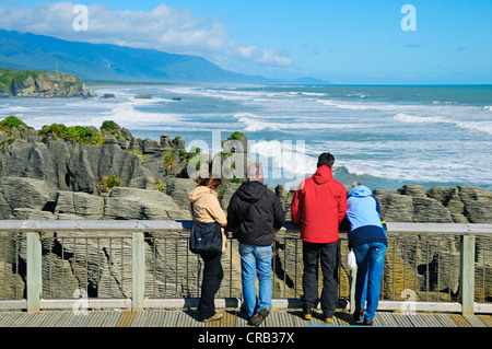 Touristen besuchen die Pancake Rocks Felsformationen, Punakaiki, Paparoa-Nationalpark, Südinsel, Neuseeland Stockfoto