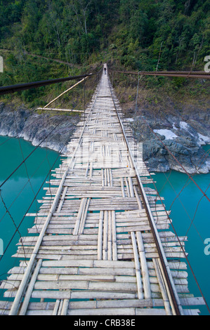 Langen Hängebrücke Palm Holz überspannt Siang Fluss, Arunachal Pradesh, North East India, Indien, Asien Stockfoto