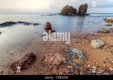 Felsen am freistehenden kleinen Strand in der Nähe Aphrodites Bad, Polis Bereich, Zypern Stockfoto