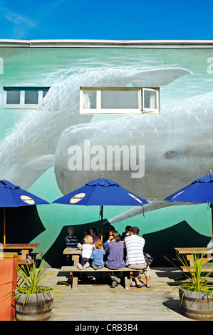 Restaurant und Café, Wandmalerei von Walen an der Fassade, Stadtzentrum von Kaikoura, Südinsel, Neuseeland Stockfoto