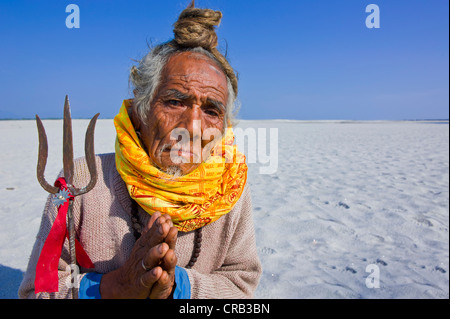 Sadhu, ein heiliger Mann, auf den Sandbänken neben den Brahmaputra Fluss, Assam, Nordost-Indien, Indien, Asien Stockfoto