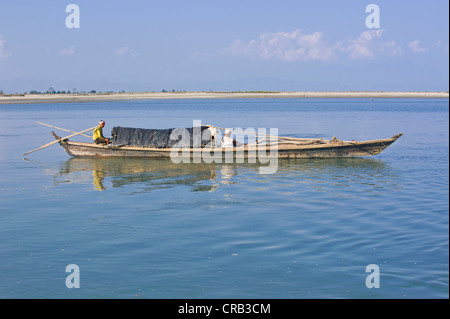 Kleines Ruderboot auf dem Brahmaputra Fluss, Assam, Nordost-Indien, Indien, Asien Stockfoto