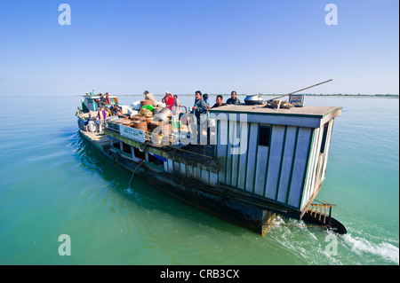 Fähre auf der Brahmaputra Fluss, Assam, North East India, Indien, Asien Stockfoto