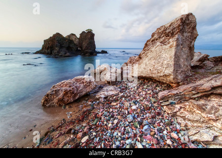 Felsen am freistehenden kleinen Strand in der Nähe Aphrodites Bad, Polis Bereich, Zypern Stockfoto