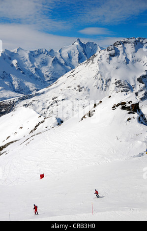 Skifahrer absteigend Mount Schareck vor Berg Großglockner, Nationalpark Hohe Tauern, Kärnten, Austria, Europe Stockfoto