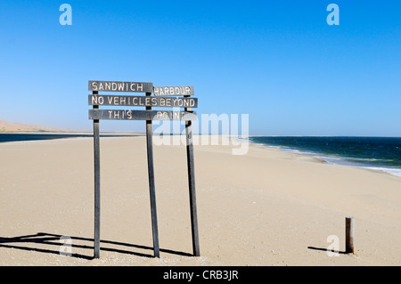 Zeichen, Sandwich Harbour, keine Fahrzeuge über diesen Punkt hinaus kein Eintrag, Sandwich Harbour, Nationalpark, Teil des namibischen Skeletts Stockfoto