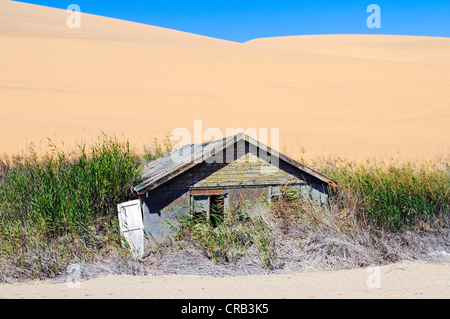 Holzhütte in den Feuchtgebieten von Sandwich Harbour, Nationalpark, Teil des namibischen Skeleton Coast Nationalpark aufgegeben Stockfoto