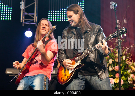 Andreas Marberger und Georg Daviotis des österreichischen Pop und Volksmusik-Gruppe "Schuerzenjaeger" die live bei der Schlager Stockfoto