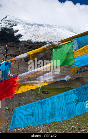 Gebetsfahnen, Karo-La Pass auf der Friendship Highway, Tibet, Asien Stockfoto