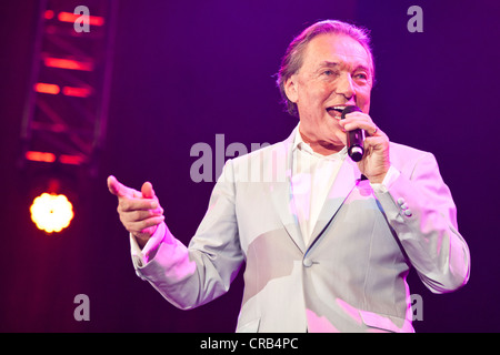 Tschechischer Sänger Karel Gott die live auf dem Schlager Nacht 2012, pop-Song Nacht in Luzern, Schweiz, Europa Stockfoto