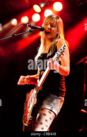 Isabella Eder, Gitarrist der Schweizer Band Delilah, die live im Schueuer Concert Hall, Luzern, Schweiz, Europa Stockfoto