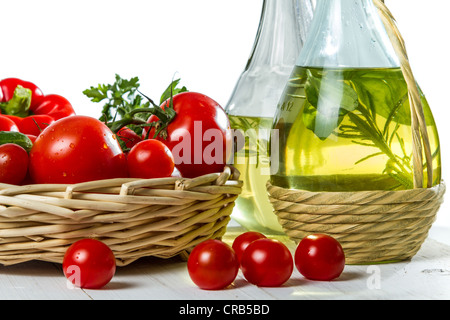 Nahaufnahme von Cherry-Tomaten und einer Flasche Olivenöl Stockfoto