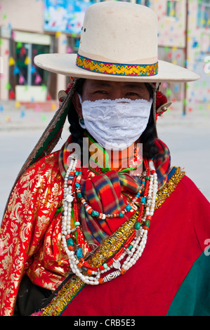 Traditionell gekleidete Frau, traditionelles Fest der Stämme in Gerze, Westtibet, Asien Stockfoto