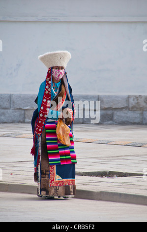 Traditionell gekleidete Frau, traditionelles Fest der Stämme in Gerze, Westtibet, Asien Stockfoto