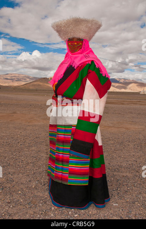 Traditionell gekleidete Frau, traditionelles Fest der Stämme in Gerze, Westtibet, Asien Stockfoto