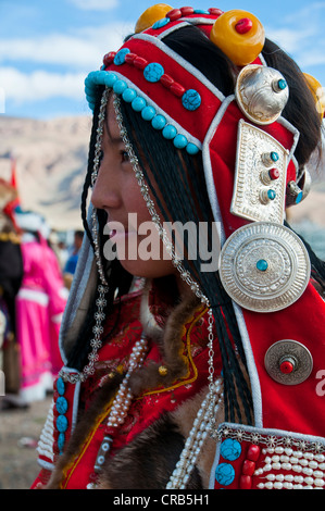 Traditionell gekleidete Frau auf dem Festival der Stämme in Gerze, Westtibet, Asien Stockfoto