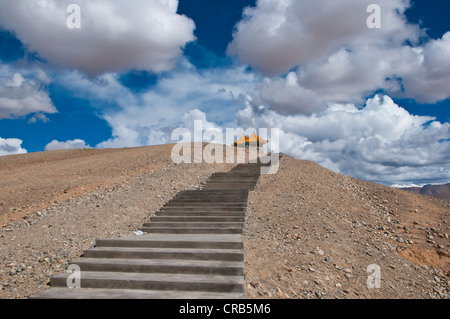 Treppe zu einem Pavillon in der Stadt von Ali, Shiquanhe, westlichste Stadt Tibets, Asien Stockfoto
