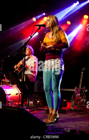 Sunniva Bondesson, eine der Schwestern von der schwedischen Geschwister band Gastschwester, die live im Konzertsaal Schueuer Stockfoto