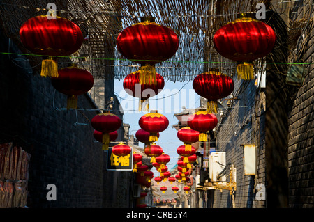 Laternen in einer Seitenstraße in der historischen alten Stadt von Pingyao, Unesco World Heritage Site, Shanxi, China, Asien Stockfoto