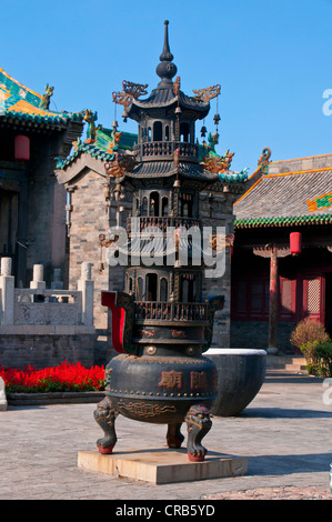 Riesen-Kerze-Halter in einem alten Tempel in der historischen alten Stadt von Pingyao, Unesco World Heritage Site, Shanxi, China, Asien Stockfoto