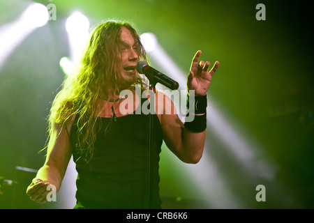 Dale, Sänger und Frontmann der US-Heavy-Metalband Verbrechen der Leidenschaft, die live auf der Schueuer in Luzern Stockfoto