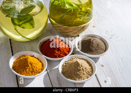 Nahaufnahme von verschiedenen Gewürzen und Flaschen Olivenöl Stockfoto