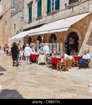 Restaurant am Stradun oder Ort, Hauptstraße in der Altstadt von Dubrovnik, Mitteldalmatien, Dalmatien, Adria, Kroatien Stockfoto