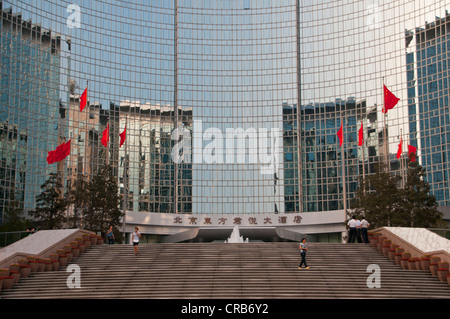 Chinesische Nationalflaggen vor ein Bürogebäude in Peking, China, Asien Stockfoto