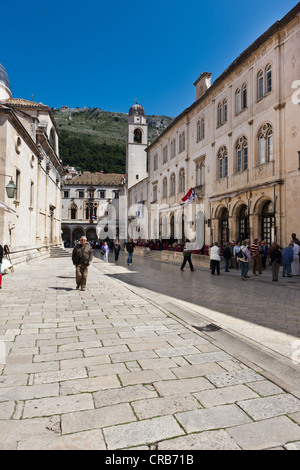 Altstadt von Dubrovnik mit dem Glockenturm und der Sponza-Palast am Rücken, UNESCO-Weltkulturerbe, Mitteldalmatien, Dalmatien Stockfoto