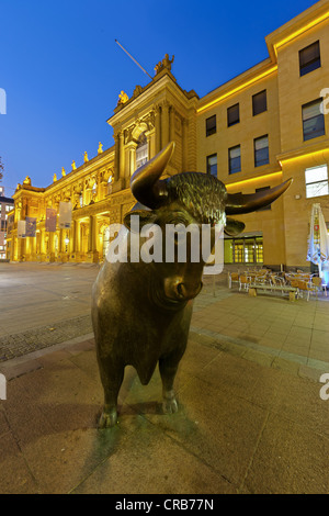 Stier-Statue vor den historischen Gebäuden der Frankfurter Wertpapierbörse, Frankfurt Am Main, Hessen, PublicGround Stockfoto