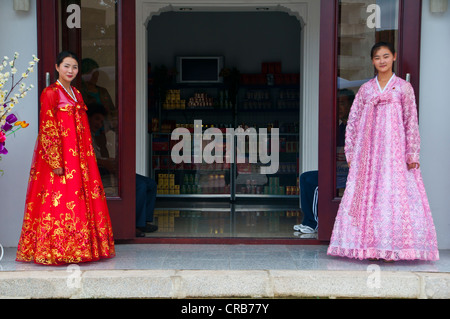Traditionell gekleidete Frauen in der Koryo-Museum, Songgyungwan, Kaesong, Nord Korea, Asien Stockfoto