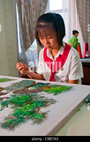 Mädchen üben Kalligraphie, eines der ausgewählten Kinder in der Kinder Palast, Pyongyang, Nordkorea, Asien Stockfoto