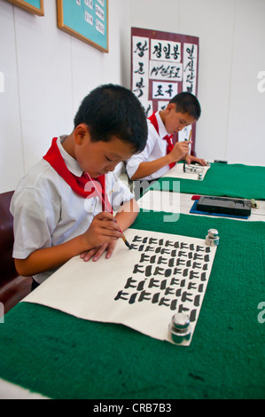 Ausgewählte Kinder üben Kalligraphie in der Kinder Palast, Pyongyang, Nordkorea, Asien Stockfoto